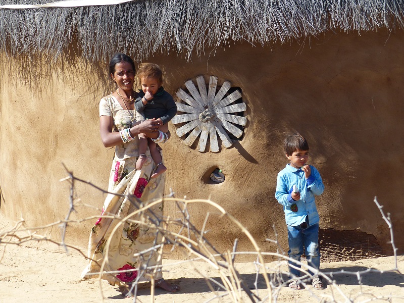 Femme et enfants indiens à Siyana Inde