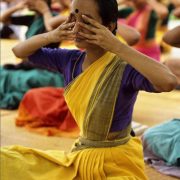 Voyageuse en méditation sur les ghats de Varanasi au lever du soleil avec le Gange