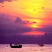 Coucher de soleil paisible sur le lac sacré de Pushkar avec pèlerins en prière