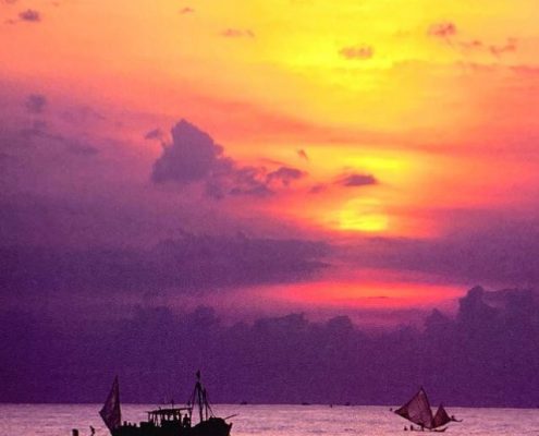 Coucher de soleil paisible sur le lac sacré de Pushkar avec pèlerins en prière
