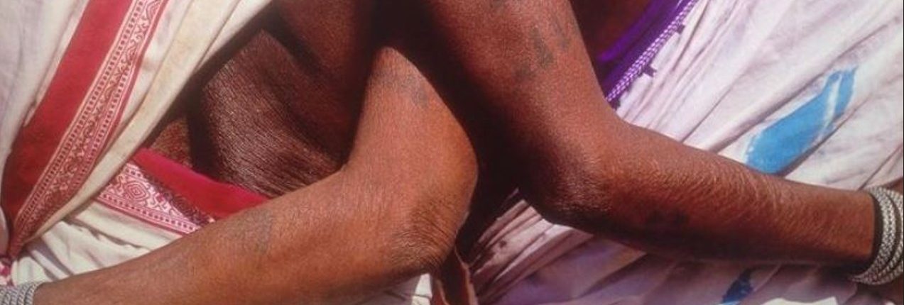 Les personnes que l'on choisit de faire entrer dans le voyage Deux femmes se tenant bras dessus bras dessous, symbole des rencontres humaines au cœur d'un voyage en Inde.